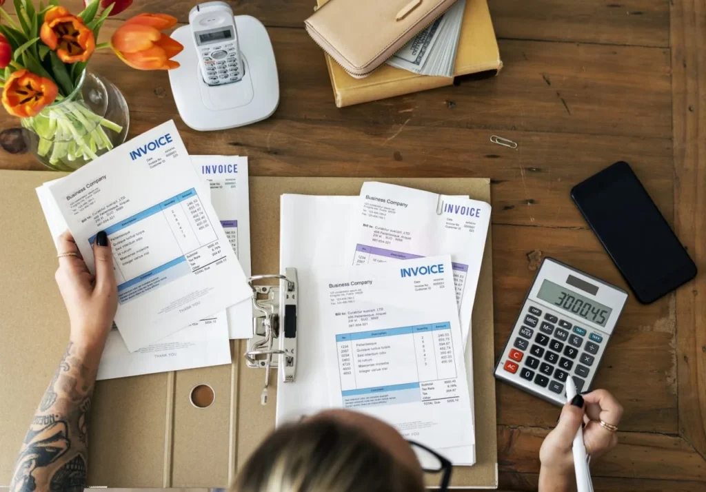 Woman Doing Accounting 1 | PABLO NUÑEZ MOLINA